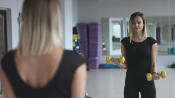 Woman with dumbbells in sport centre — Stock Video