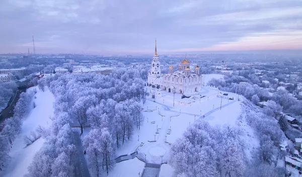 Aerial näkymä Oletus katedraali auringonlaskussa. Vladimir. Venäjä . — kuvapankkivalokuva