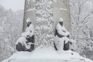 Savaşçı ve kar altında işçi için anıtlar