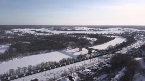 Vue aérienne sur un pont routier par une journée ensoleillée d'hiver 