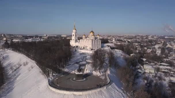 Vuelo sobre la Catedral de la Asunción. Vladimir. Rusia . — Vídeo de stock