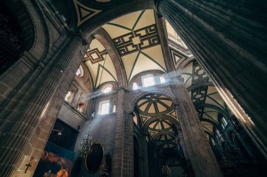 Bir pencere içinde Büyükşehir Katedrali camın ışık ışınları.
