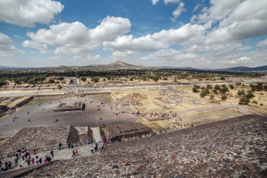 Üstten Görünüm yakınındaki güneş Teotihuacan piramyd Vadisi üzerinde. Mexico city