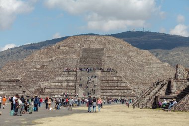 Turistler ay piramit zemin karşı ölülerin yolda. Teotihuacan. Mexico city