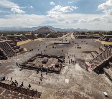 Üstten Görünüm yolun ölülerin ve güneş Teotihuacan piramyd. Mexico city