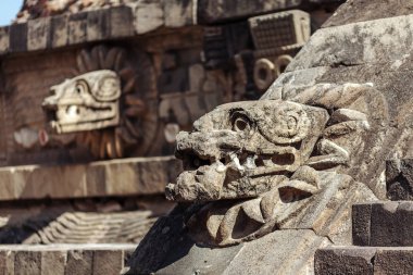 Quetzalcoatl piramit Teotihuacan Harabeleri - Mexico City, ayrıntılarını oyma.