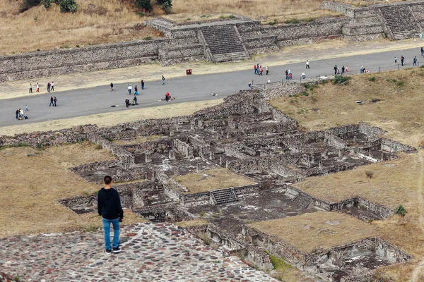 O homem olha para ruínas antigas. Teotihuacan. Cidade do México — Fotografia de Stock