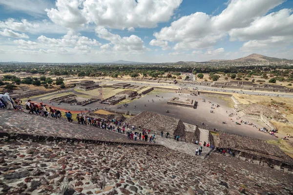 As pessoas escalam a pirâmide do sol. Teotihuacan. Cidade do México — Fotografia de Stock