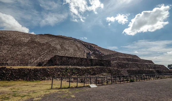 At the foot of the piramyd of the Sun. Teotihuacan. Mexico city — Stock Photo, Image