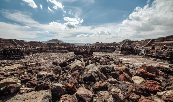 Feche as ruínas no vale perto de piramyd do sol. Teotihuacan. Cidade do México — Fotografia de Stock