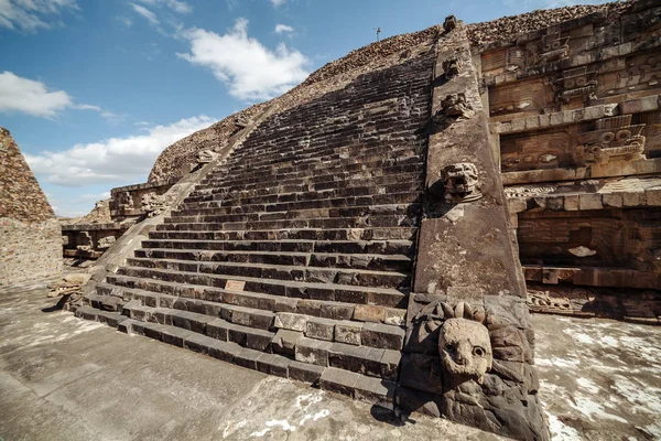 Merdiven ve Quetzalcoatl piramit Teotihuacan Harabeleri - Mexico City, oyma detaylarını.