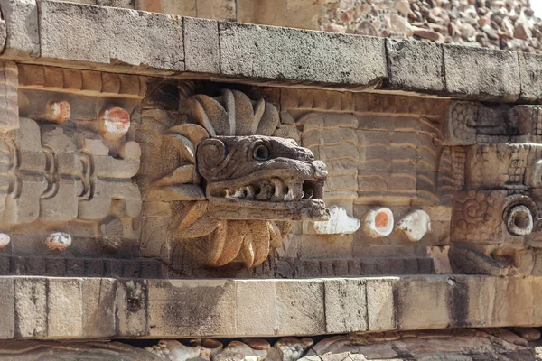 Carving details of Quetzalcoatl Pyramid at Teotihuacan Ruins - Mexico City. — Stock Photo, Image