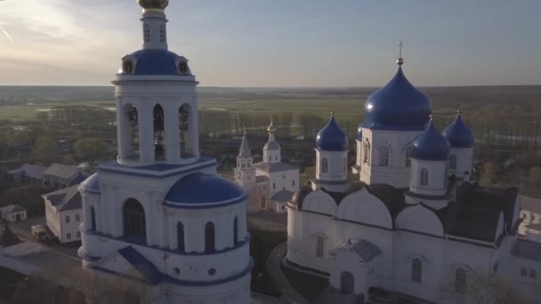聖なる Bogolyubsky 修道院。ウラジミール地域、ロシア。航空写真ビュー. — ストック動画