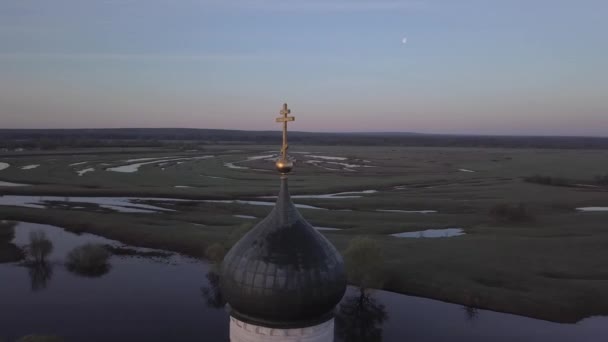 Церковь Покрова на Нерле. Россия, Владимирская область. Вид с воздуха . — стоковое видео