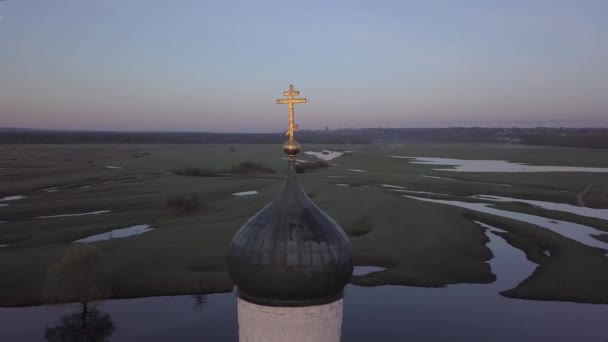 Εκκλησία της μεσιτείας για το Nerl. Περιφέρεια Βλαντίμιρ, Ρωσία. Εναέρια άποψη. — Αρχείο Βίντεο