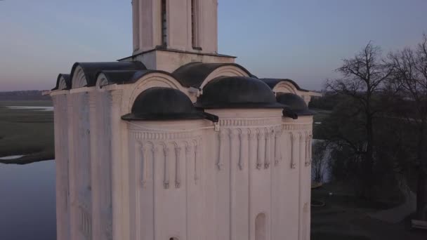 Kirche der Fürbitte auf dem Nerl. Wladimir Gebiet, Russland. Nahaufnahme aus der Luft — Stockvideo