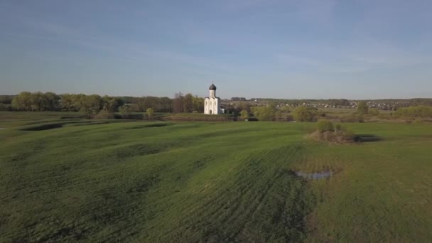 Cerkiew opieki Matki Bożej na Nerli. Vladimir region, Federacja Rosyjska. Widok z lotu ptaka. — Wideo stockowe