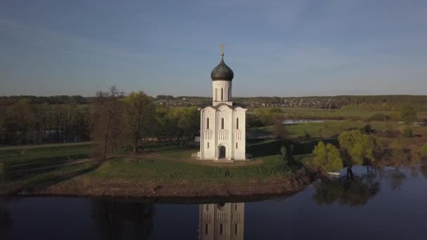 Церковь Покрова на Нерле. Россия, Владимирская область. Вид с воздуха . — стоковое видео