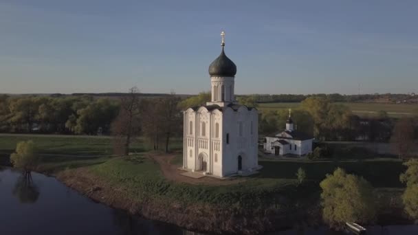 Cerkiew opieki Matki Bożej na Nerli. Vladimir region, Federacja Rosyjska. Widok z lotu ptaka. — Wideo stockowe