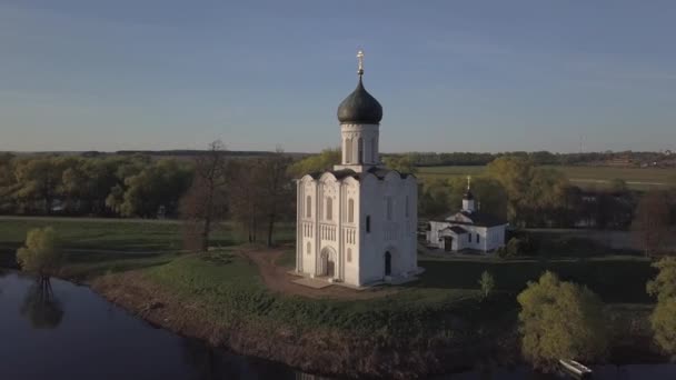 Церковь Покрова на Нерле. Россия, Владимирская область. Вид с воздуха . — стоковое видео