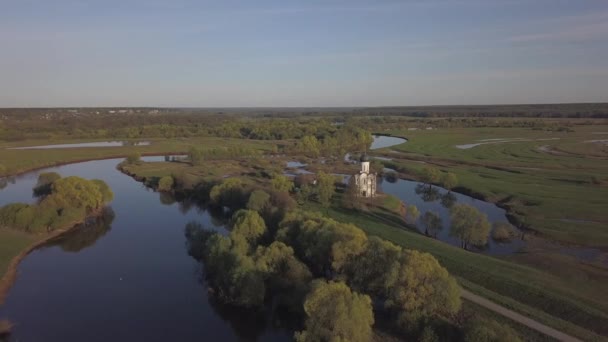Kostel Proměnění na Něrl. Vladimir region, Rusko. Letecký pohled. — Stock video