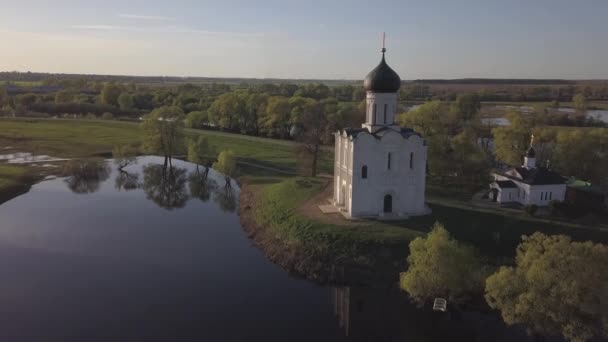 Nerl 的代祷教会。俄罗斯弗拉基米尔地区。鸟瞰. — 图库视频影像
