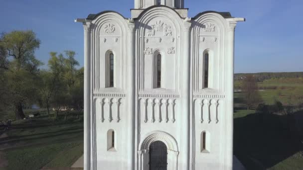 Kerk van de voorbede op de Nerl. Vladimir regio, Rusland. Luchtfoto. — Stockvideo