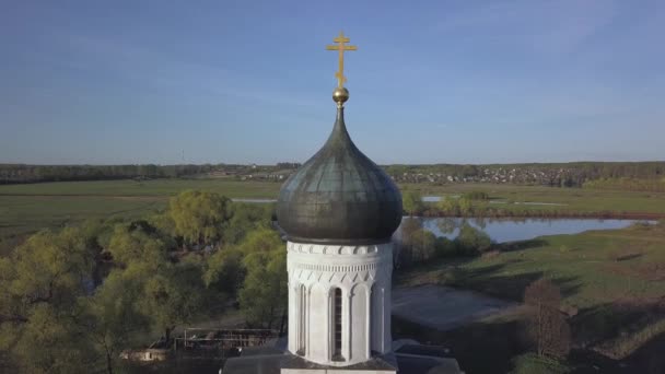 Kirche der Fürbitte auf dem Nerl. Wladimir Gebiet, Russland. Luftbild. — Stockvideo