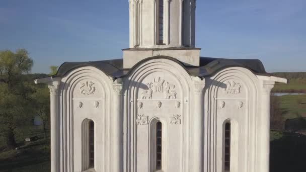 Iglesia de la Intercesión en el Nerl. Región de Vladimir, Rusia. Vista aérea . — Vídeos de Stock