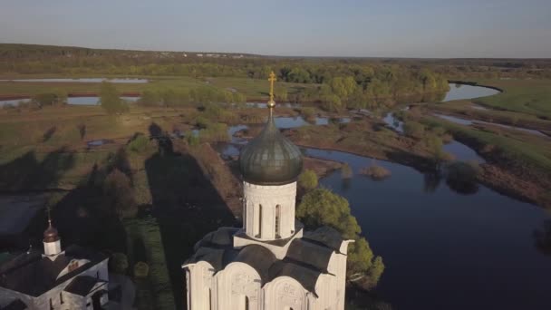 Cerkiew opieki Matki Bożej na Nerli. Vladimir region, Federacja Rosyjska. Widok z lotu ptaka. — Wideo stockowe