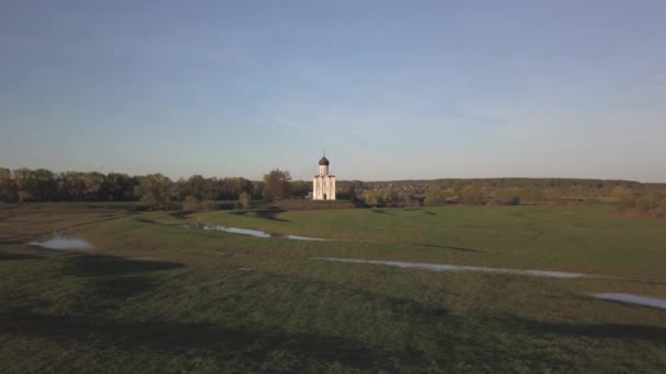 Church of the Intercession on the Nerl. Vladimir region, Russia. Aerial view. — Stock Footage Church of the Intercession on the Nerl. Vladimir region, Russia. Aerial view. Royalty Free Stock Video