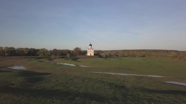 Igreja da Intercessão sobre o Nerl. Região de Vladimir, Rússia. Vista aérea . — Vídeo de Stock