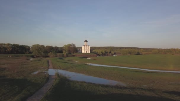 Kirche der Fürbitte auf dem Nerl. Wladimir Gebiet, Russland. Luftbild. — Stockvideo