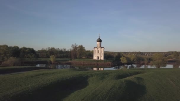 Cerkiew opieki Matki Bożej na Nerli. Vladimir region, Federacja Rosyjska. Widok z lotu ptaka. — Wideo stockowe