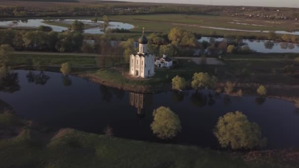 Iglesia de la Intercesión en el Nerl. Región de Vladimir, Rusia. Vista aérea . — Vídeos de Stock