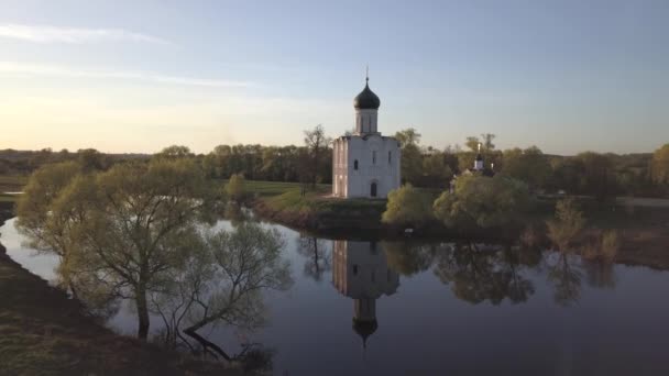 Iglesia de la Intercesión en el Nerl. Región de Vladimir, Rusia. Vista aérea . — Vídeos de Stock