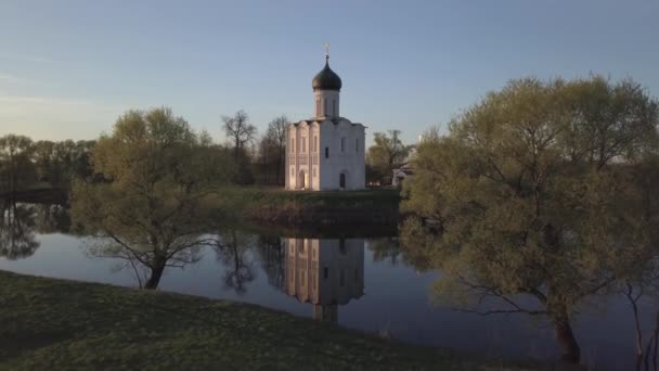 Церковь Покрова на Нерле. Россия, Владимирская область. Вид с воздуха . — стоковое видео