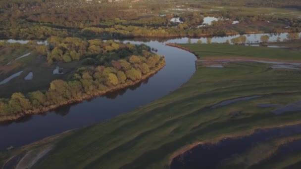 Політ над прекрасною річкою на заході сонця — стокове відео