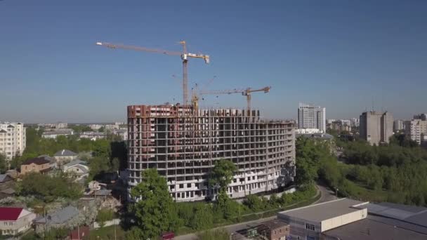 Vista aérea de grúas y edificios en construcción — Vídeos de Stock