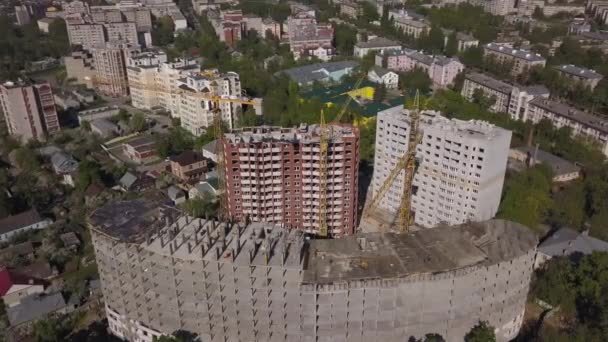 Aerial view of building cranes and buildings under construction — Stock Video