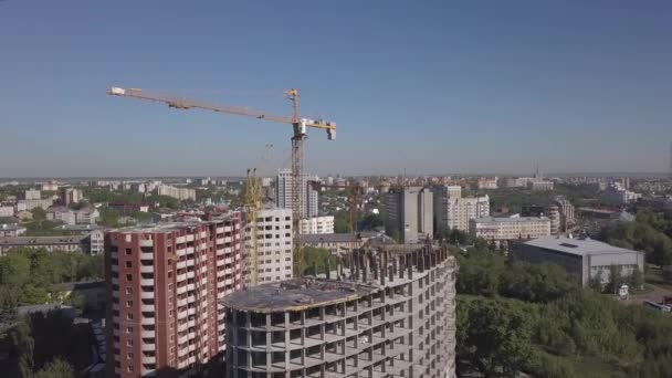 Воздушный обзор строительных кранов и строящихся зданий — стоковое видео