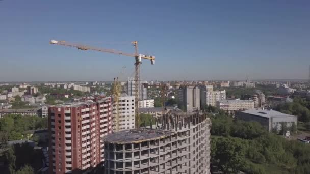 Luchtfoto van het opbouwen van kranen en gebouwen in aanbouw — Stockvideo