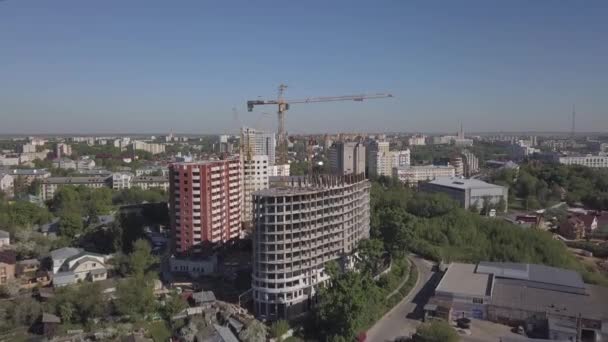 Vista aérea da construção de guindastes e edifícios em construção — Vídeo de Stock