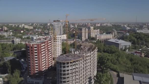 크레인 및 건설 중인 건물의 조감도 — 비디오