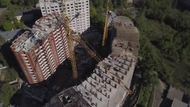 Vinçler ve yapım aşamasında binalar inşa havadan görünümü — Stok video