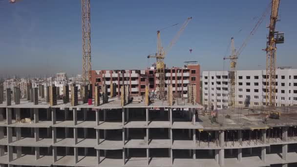 Luchtfoto van het opbouwen van kranen en gebouwen in aanbouw — Stockvideo