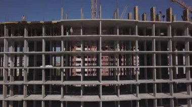 Vinçler ve yapım aşamasında binalar inşa havadan görünümü