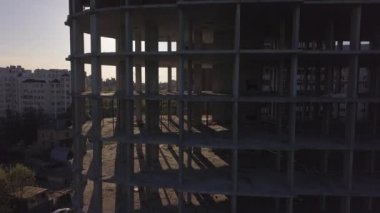 Vinçler ve yapım aşamasında binalar inşa havadan görünümü