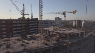Vinçler ve yapım aşamasında binalar inşa havadan görünümü