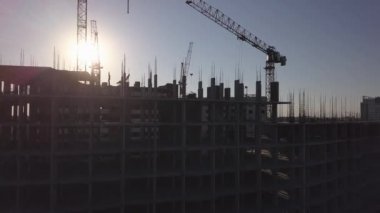 Vinçler ve yapım aşamasında binalar inşa havadan görünümü